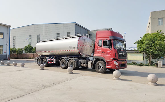 拖掛鮮牛<a href=/ target=_blank class=infotextkey>奶罐車</a>