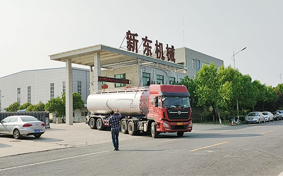 拖掛鮮牛<a href=/ target=_blank class=infotextkey>奶罐車</a>