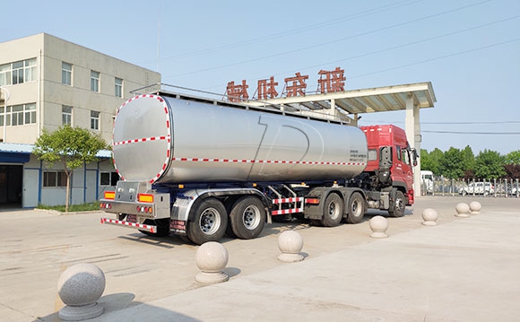 拖掛鮮牛<a href=/ target=_blank class=infotextkey>奶罐車</a>