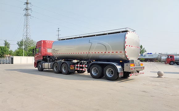 拖掛鮮牛<a href=/ target=_blank class=infotextkey>奶罐車</a>